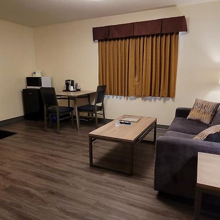 Woodland Inn Meadow Lake Bagian luar foto