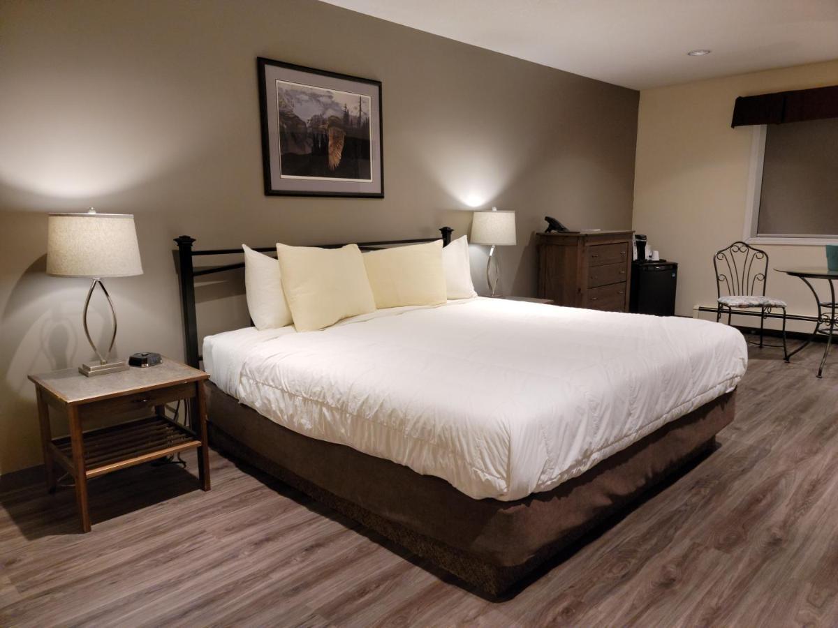 Woodland Inn Meadow Lake Bagian luar foto