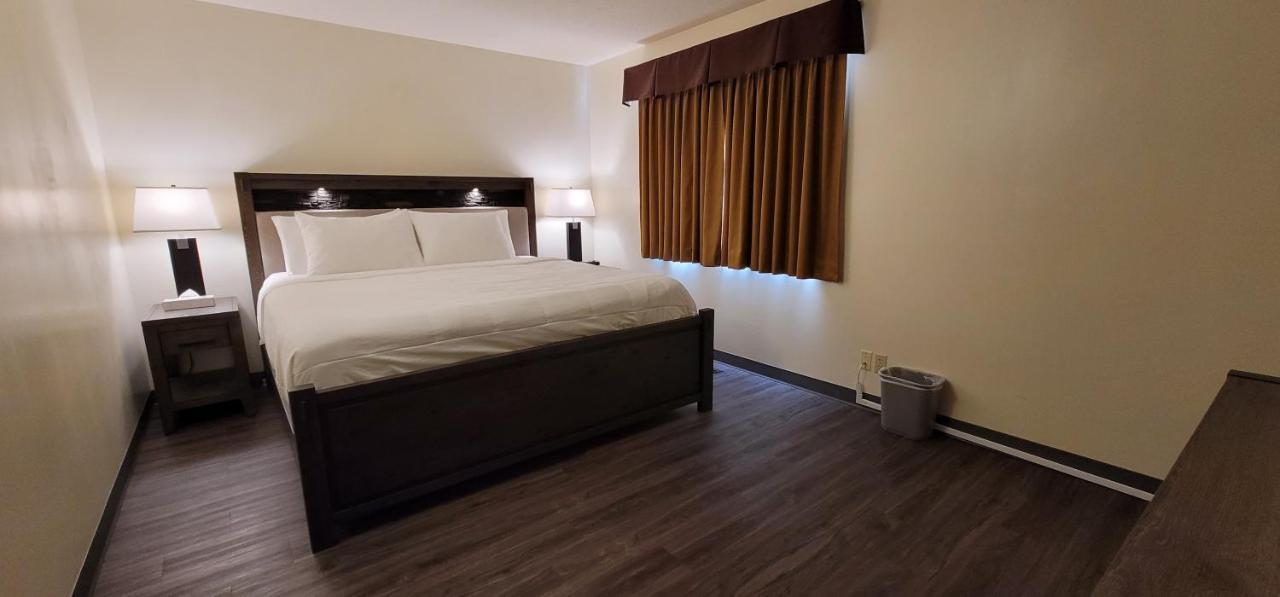 Woodland Inn Meadow Lake Bagian luar foto
