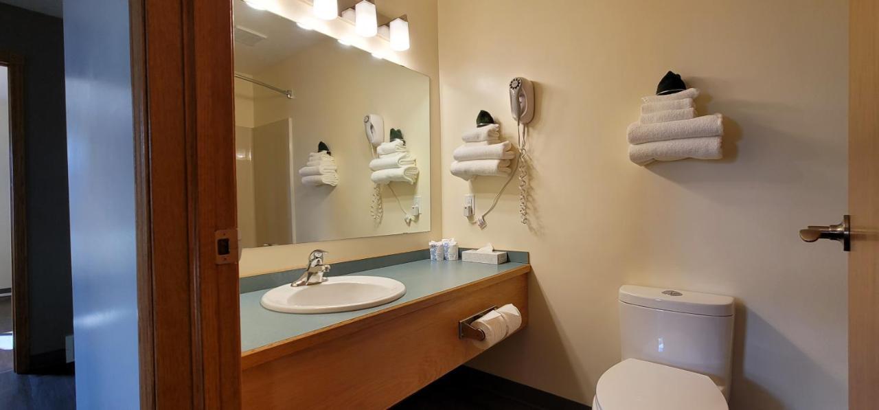 Woodland Inn Meadow Lake Bagian luar foto