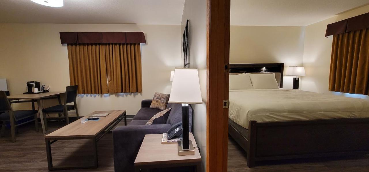 Woodland Inn Meadow Lake Bagian luar foto