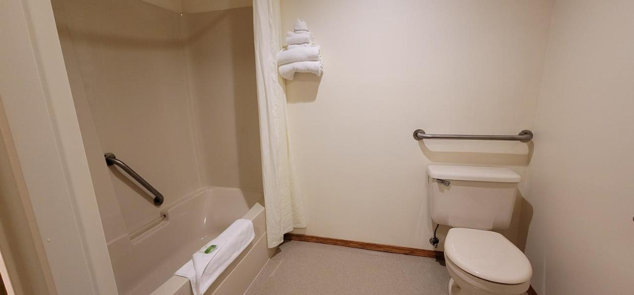 Woodland Inn Meadow Lake Bagian luar foto