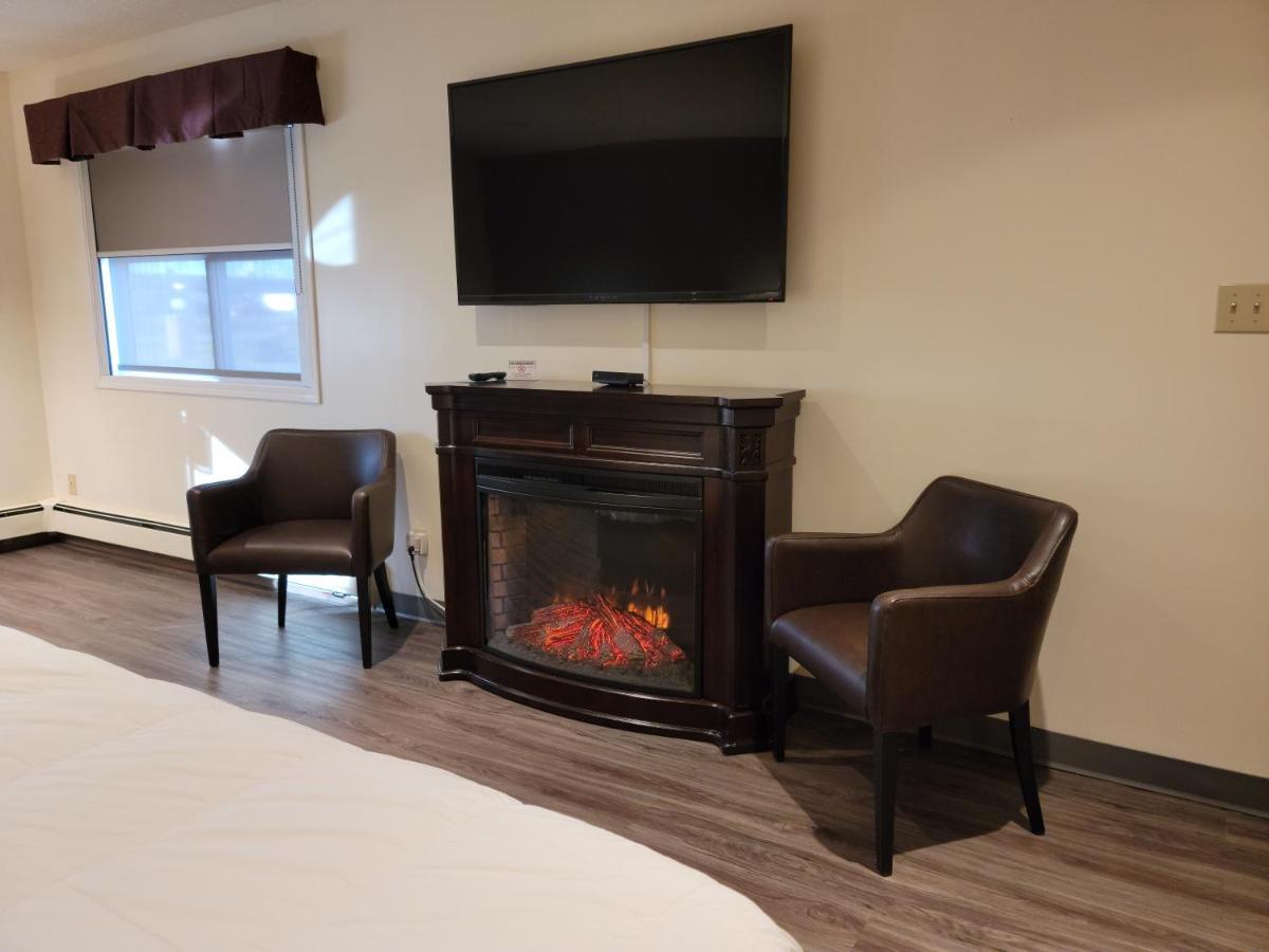 Woodland Inn Meadow Lake Bagian luar foto
