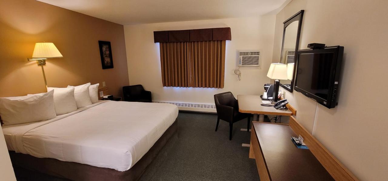 Woodland Inn Meadow Lake Bagian luar foto
