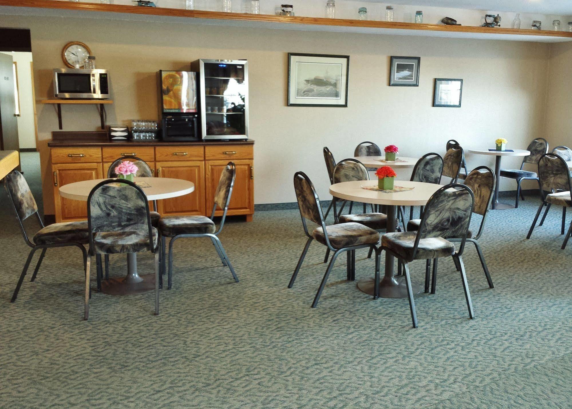 Woodland Inn Meadow Lake Bagian luar foto