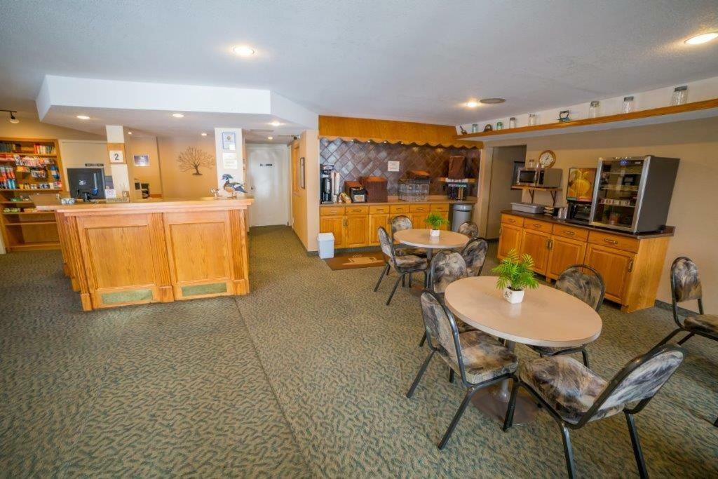 Woodland Inn Meadow Lake Bagian luar foto