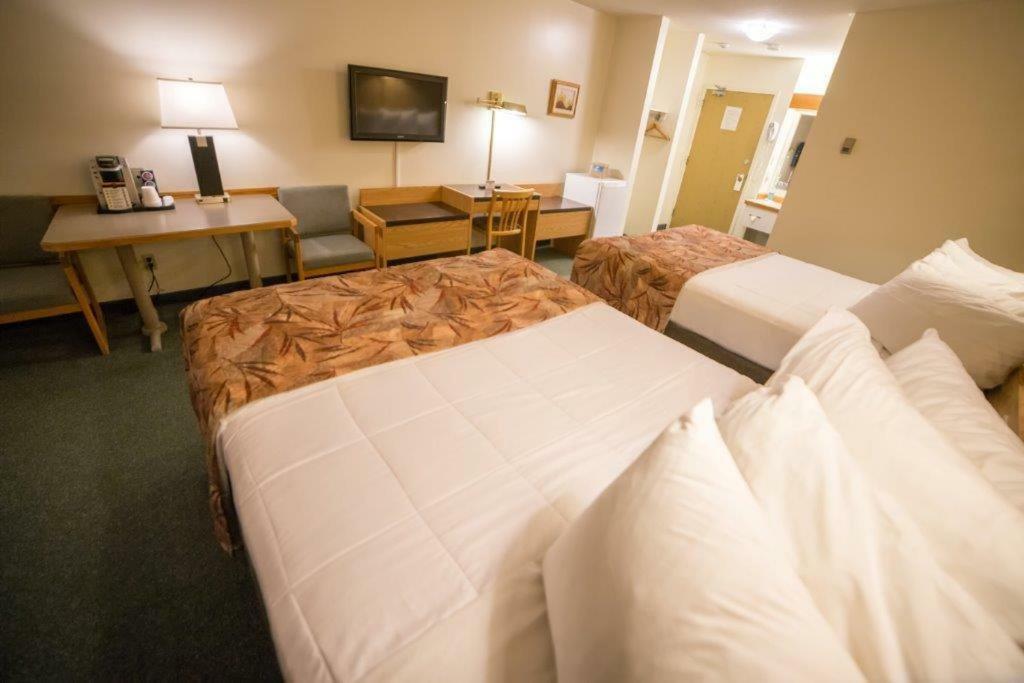 Woodland Inn Meadow Lake Bagian luar foto