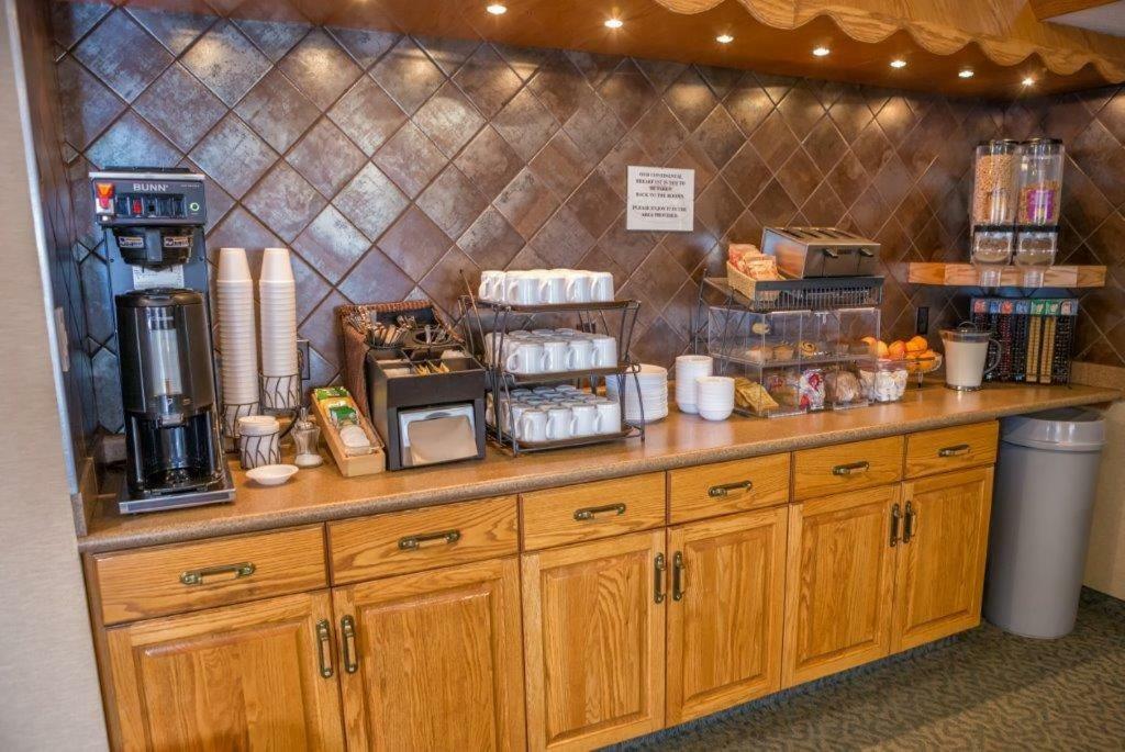 Woodland Inn Meadow Lake Bagian luar foto