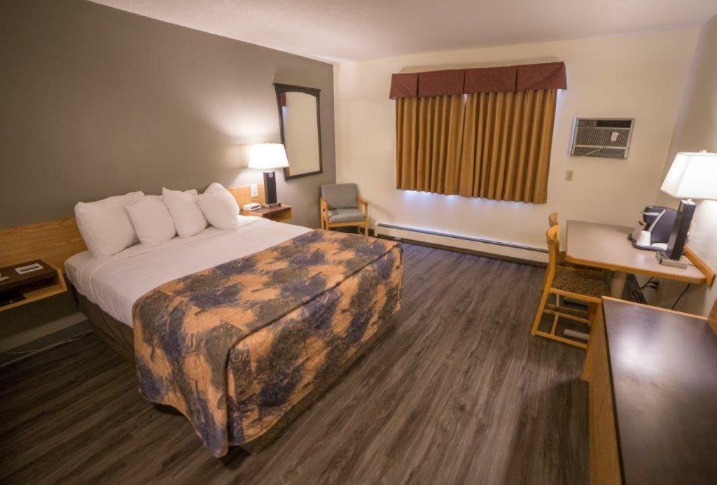 Woodland Inn Meadow Lake Bagian luar foto
