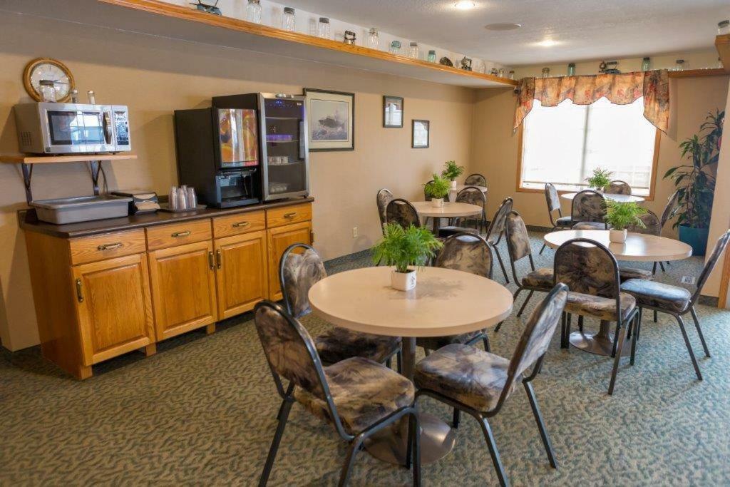 Woodland Inn Meadow Lake Bagian luar foto